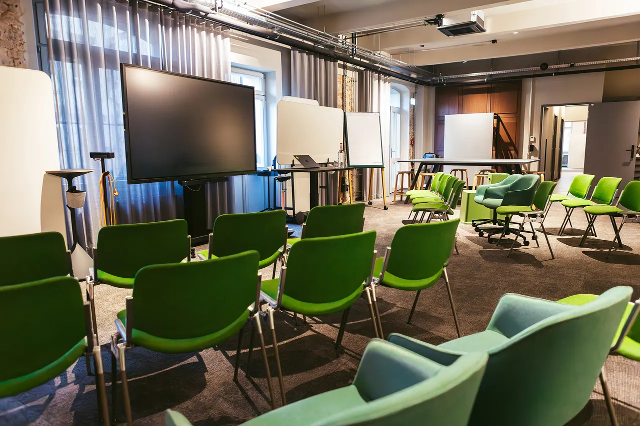 Talk-Setup im club199 mit großem Display, Whiteboards und Flipchart