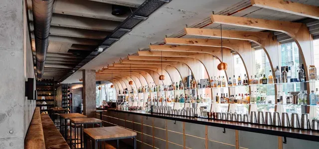 Bar im KORN'S mit langem Tresen und Tageslicht