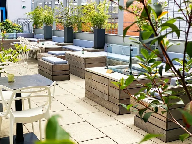 Dachterrasse des KORN'S mit Lounge-Ecken und Feuertisch