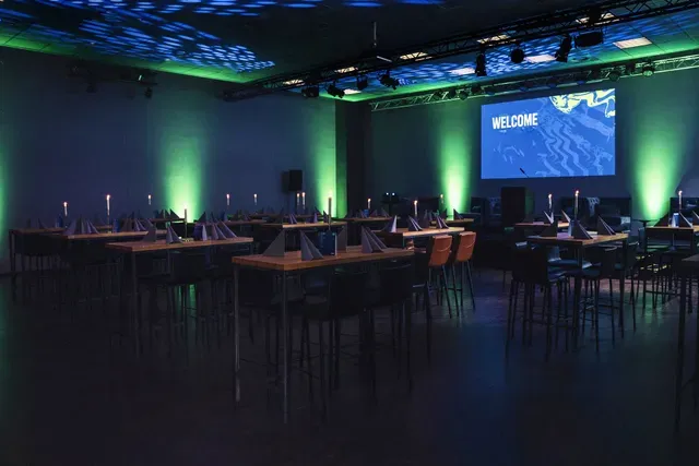 Eventhalle im KORN'S mit Bühne, Großleinwand und Lichttechnik